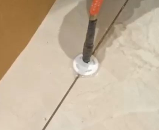 清流瓷砖空鼓维修公司专业解答瓷砖在铺贴过程中，如果没有涂抹均匀到位的粘结材料（如水泥砂浆或瓷砖胶），可能会导致以下问题